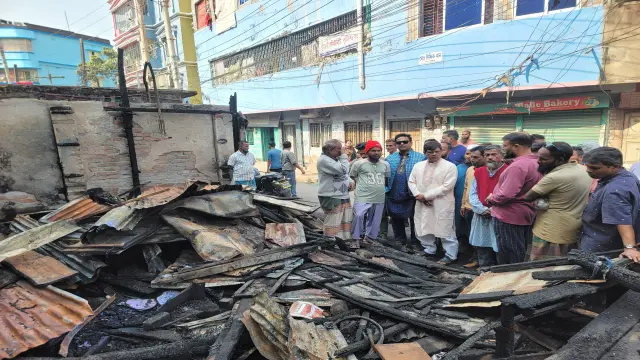 বরিশালে অগ্নিকাণ্ডে ক্ষতিগ্রস্তদের পাশে দাঁড়ালেন বিএনপি নেতা আবু নাসের মুহাম্মদ রহমাতুল্লাহ