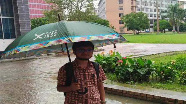বৃষ্টিতে ভোগান্তি রোধে যবিপ্রবিতে ছাতা সেবার উদ্যোগ ইসলামিক নলেজ সিকার্স সোসাইটির