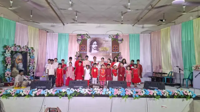 চারুকলা বরিশাল এর উদ্যোগে -বিশ্বকবি রবীন্দ্রনাথ ঠাকুরের ১৬৫ তম জন্মবার্ষিকী উদযাপন।