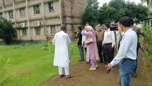 চরফ্যাশন মহিলা কলেজ কেন্দ্রে নকল ও ঘাড় ঘুরাতে না দেয়ায় ভাংচুর, হামলা