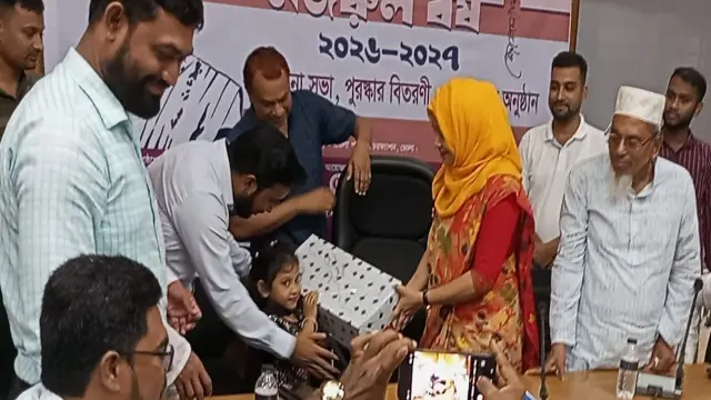 চরফ্যাশনে বিআরডিবি উদ্যোক্তা ও ক্ষুদ্র কৃষকের মাঝে ৮ লাখ টাকার চেক বিতরণ