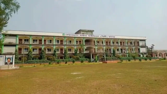 চরফ্যাশনে শিক্ষামন্ত্রীর নির্দেশনা বাস্তবায়ন করলেন ইউএনও,৪ শিক্ষার্থী বহিস্কার