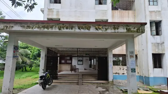 ডাইনিংয়ের খাবারে কেঁচো আকৃতির পোকা, খোঁজ নেই হল প্রভোস্টের