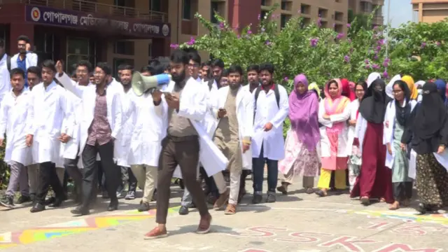 দেশব্যাপী চলমান চাঁদাবাজি, ধর্ষণ ও হত্যার প্রতিবাদে গোপালগঞ্জের বিভিন্ন শিক্ষা প্রতিষ্ঠানে শিক্ষার্থীদের বিক্ষোভ