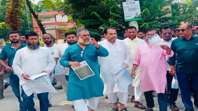 দেশীয় প্রযুক্তি ও অবকাঠামো উন্নয়নে মেহেন্দিগঞ্জ বিএনপির জনসচেতনতামূলক লিফলেট বিতরণ।