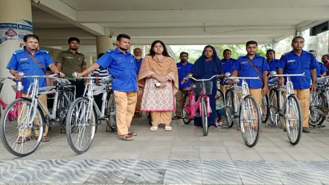 দফাদার    ও মহল্লাদারদের মাঝে স্থানীয় সরকার মন্ত্রণালয়ের সাইকেল বিতরণ