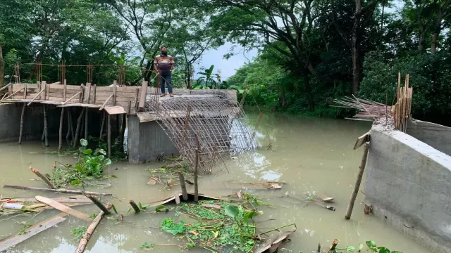 ঢালাই দেওয়ার পরই  ধ্বসে পরলো ব্রীজের  পাটাতন