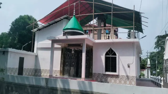 দৃষ্টিনন্দন মসজিদ নির্মান করে  মায়ের ইচ্ছে পূরণ করলেন  ছেলেরা