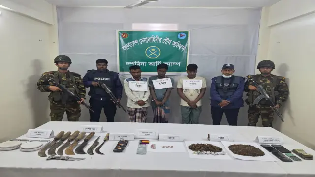 দশমিনায় যৌথ বাহিনী ও থানা পুলিশের অভিযানে মাদকদ্রব্য, দেশি অস্ত্র সহ আটক ৩।