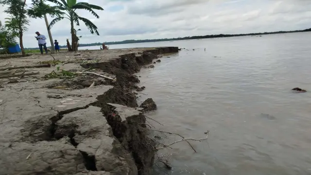 দুমকিতে পায়রা নদীর তীব্র ভাঙন: নিঃস্ব হয়ে গ্রাম ছাড়ছেন বাসিন্দারা