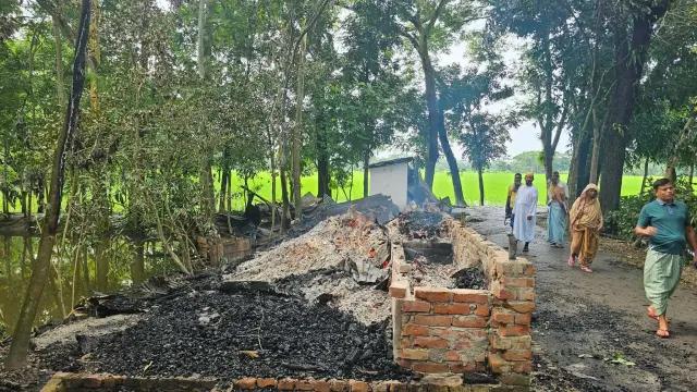 দুমকিতে সাবেক ইউপি চেয়ারম্যান'র গোয়ালঘরে আগুন আড়াই লক্ষাধিক টাকার ক্ষয়ক্ষতি।