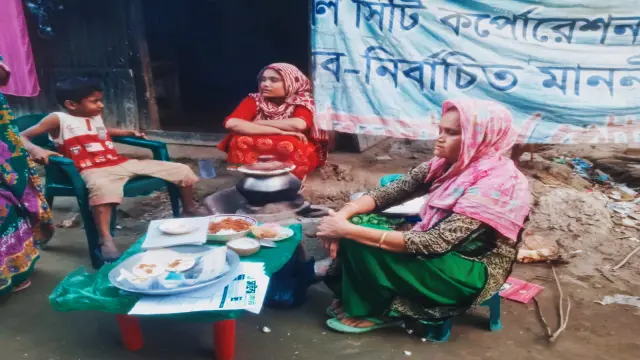 দু,'মুঠো ভাতের লড়াইয়ে বন্দি এক নগর