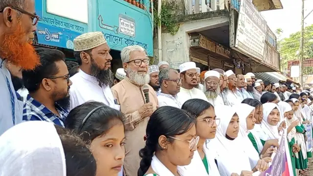 এমপিওভুক্ত শিক্ষকদের ন্যায্য দাবিতে মানববন্ধন
