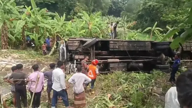 গোপালগ‌ঞ্জে নিয়ন্ত্রণ হারিয়ে যাত্রীবাহী বাস খাঁদে পড়ে নিহত-৩, আহত ৩০