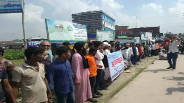 গলাচিপা-হরিদেবপুর ফেরি ও খেয়াঘাট সংস্কারে ছয় দফা দাবিতে মানববন্ধন