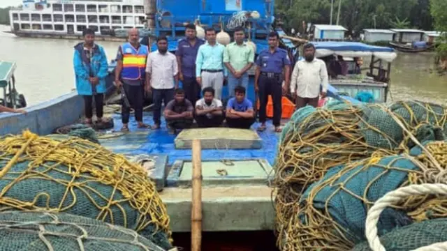 গলাচিপা ও রাঙ্গাবালীর যৌথ অভিযানে বোটসহ তিন জেলে আটক