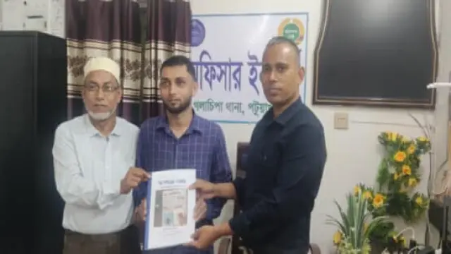 গলাচিপা ওসির হাতে রিপোর্টারের ডায়েরির শুভেচ্ছা কপি হস্তান্তর