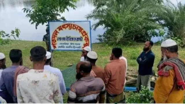 গলাচিপার বোয়ালিয়ায় দখলমুক্ত পুকুরে শতদল মৎস্যচাষ প্রকল্পের পোনা মাছ অবমুক্ত