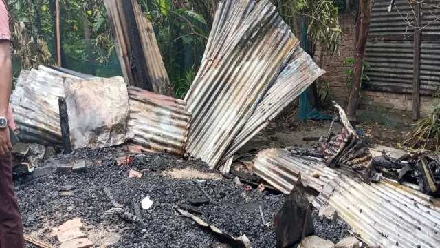 গলাচিপায় আগুনে পুড়ল  বসতঘর পাঁচ লক্ষ টাকার ক্ষয়ক্ষতি