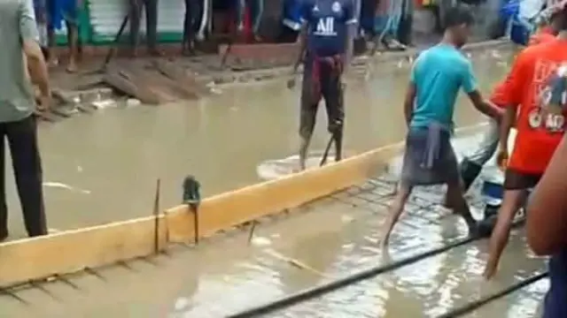 গলাচিপায় বৃষ্টির মধ্যেই সড়ক ঢালাই নিয়ে বিতর্ক