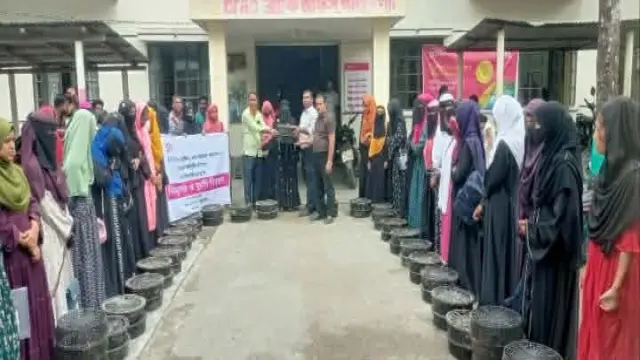 গলাচিপায় ব্র্যাক সংস্থা'র উদ্যোগে কিশোরীর মাঝে বিনামূল্যে হাঁস ও মুরগী বাচ্চা বিতরণ।