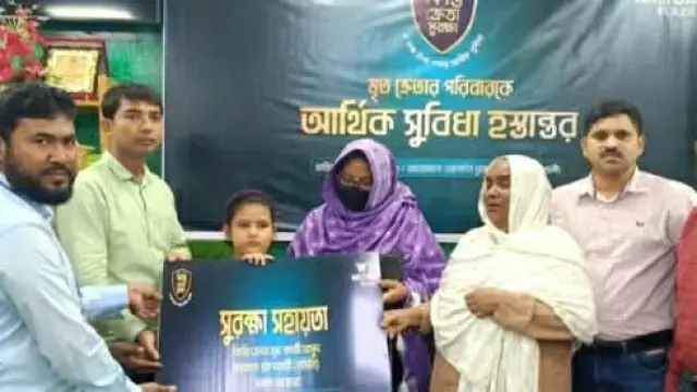 গলাচিপায় কিস্তিতে টিভি কিনে গ্রাহকের মৃত্যু: পরিবারকে আর্থিক সহায়তা দিল ওয়ালটন প্লাজা।
