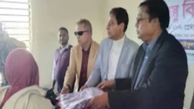 গলাচিপায় মুহাম্মদ ইউসুফ মিয়া জাহানারা স্মৃতি কমপ্লেক্সের আয়োজনে শীতবস্ত্র বিতরণ।
