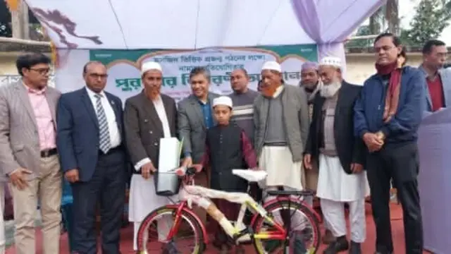 গলাচিপায় নামাজ আদায় করে বাইসাইকেল উপহার পেল ২৮ শিশু