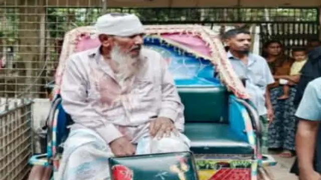 গলাচিপায় অগ্রণী ব্যাংকের সামনে ছিনতাইকারীকে গণধোলাই