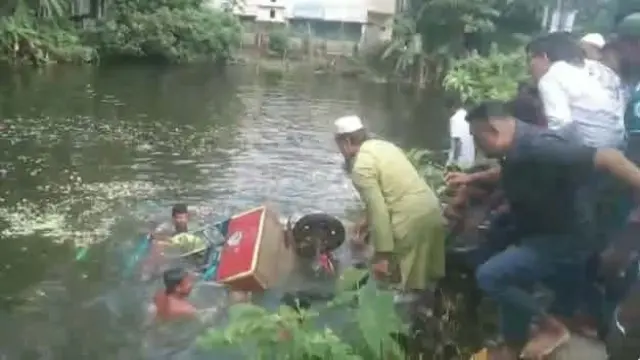 গলাচিপায় পুকুরে পড়ল ফুচকার গাড়ি, পাঁচ শিশুশিক্ষার্থী উদ্ধার