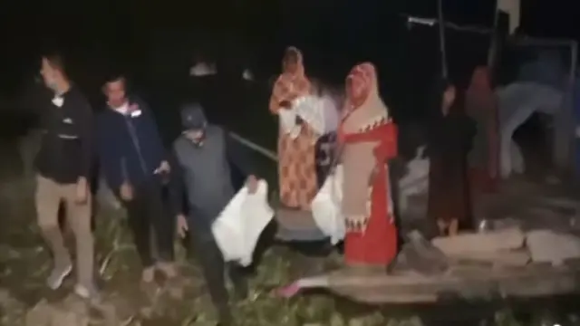 গলাচিপায় রাতে শীতার্ত  মাঝে ইউএনওর কম্বল বিতরণ