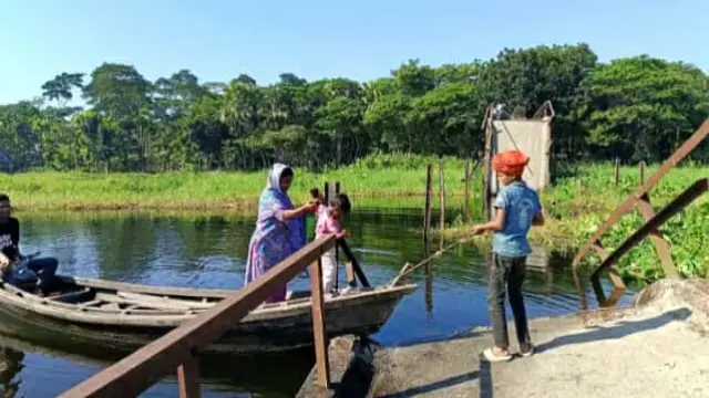 গলাচিপায় সেতু ভেঙে যোগাযোগ বিচ্ছিন্ন, ডিঙি নৌকায় পারাপার
