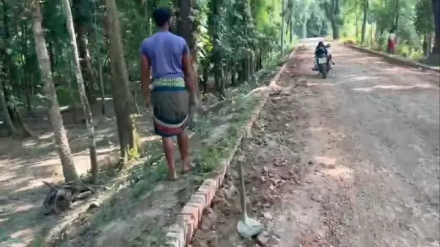 গলাচিপায় সড়ক নির্মাণকাজে পুরাতন ইট ব্যবহারের অভিযোগ, তথ্য সংগ্রহে বাধা