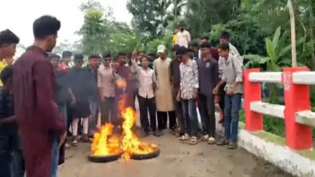 গলাচিপায় সড়কে আগুন জ্বালিয়ে নিষিদ্ধ ছাত্রলীগের বিক্ষোভ, গ্রেফতার ৩