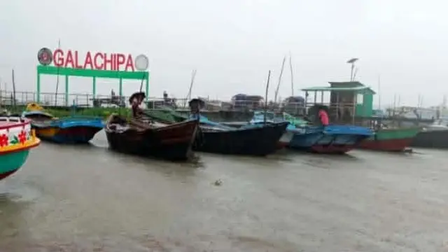 গলাচিপায় থেমে থেমে বৃষ্টি সাধারণ মানুষের জীবন যাত্রা ব্যাহত