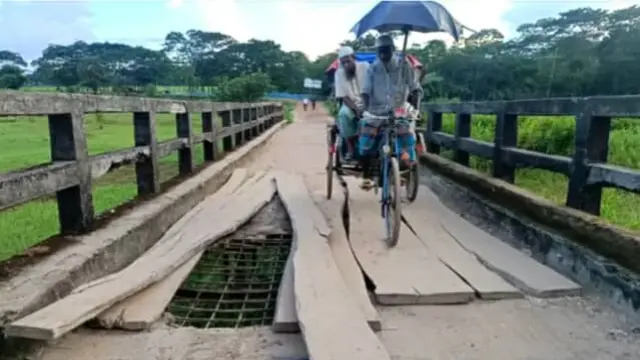 গলাচিপায় ভাঙা সেতু দিয়ে ঝুঁকি নিয়ে পারাপার