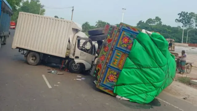 গোপালগঞ্জে আলাদা দুটি সড়ক দূর্ঘটনায় হেলপারসহ দুইজন নিহত