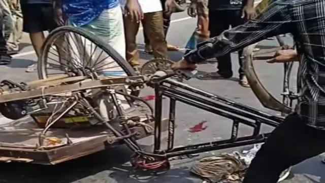 গোপালগঞ্জে বাসের ধাক্কায় ভ্যানগাড়ি চালক নিহত, আহত-০২
