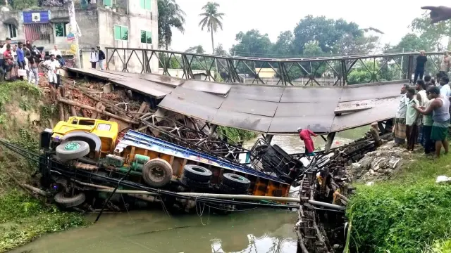 গোপালগঞ্জে বেইলী ব্রীজ ভেঙ্গে বালু ভর্তি ট্রাক. ইজিবাইক ও সাইকেল খালে, আহত-৩, ভোগান্তিতে জেলাবাসী