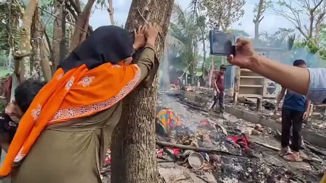 গোপালগঞ্জে বিধবা মাকে বের করে ঘরে আগুন দিলো মাদকাসক্ত ছেলে, আমার আর বেঁচে থাকার ইচ্ছা নাই