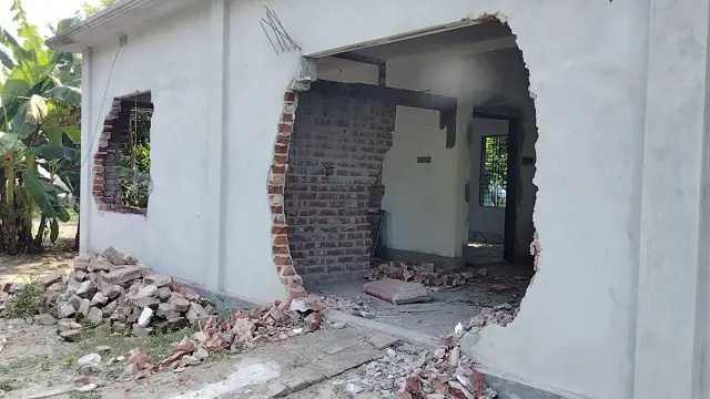 গোপালগঞ্জে ছোট ভাইয়ের বাড়ি ভাঙচুর এবং টাকা ও স্বর্ণালংকার লুটের অভিযোগ বড় ভাইয়ের বিরুদ্ধে