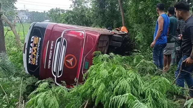 গোপালগঞ্জে দুটি বাস ও ট্রাকের ত্রিমুখী সংঘর্ষ, নিহত-১, আহত অর্ধশতাধিক