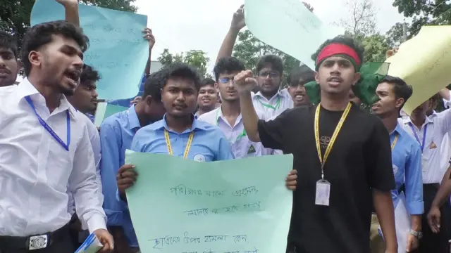 গোপালগঞ্জে এইচএসসি পরীক্ষা স্থগিত ও শিক্ষামন্ত্রীর পদত্যাগের দাবীতে শিক্ষার্থীদের বিক্ষোভ