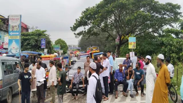 গোপালগঞ্জে এনসিপির ওপর হামলার প্রতিবাদে ববি শিক্ষার্থীদের সড়ক অবরোধ