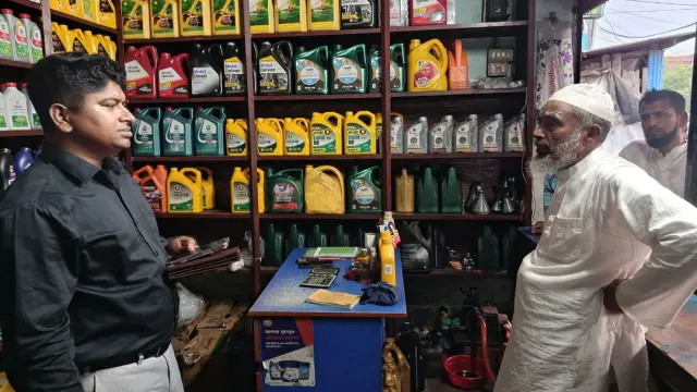 গোপালগঞ্জে কালো বাজারে তেল বিক্রি ও কৃত্তিম সংকট তৈরির অভিযোগে দু’টি প্রতিষ্ঠানকে ১৬ হাজার টাকা জরিমানা