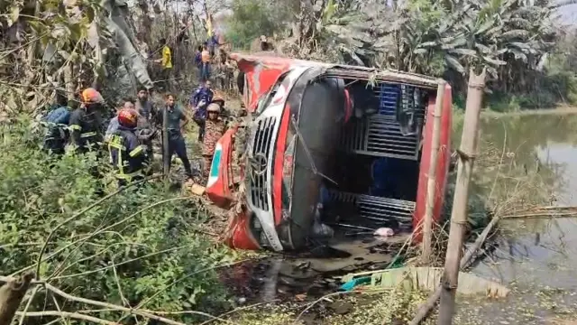 গোপালগঞ্জে নিয়ন্ত্রণ হারিয়ে যাত্রীবাহী বাস খাদে, আহত-১৫