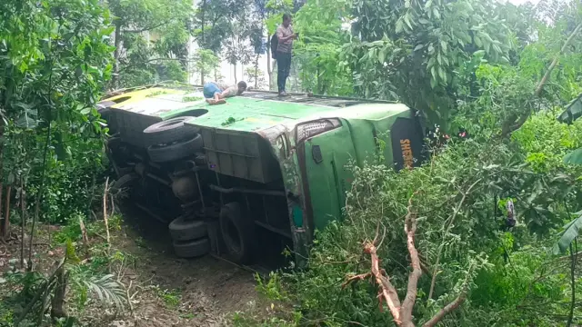 গোপালগঞ্জে নিয়ন্ত্রণ হারিয়ে যাত্রীবাহী বাস খাদে পড়ে নারী-শিশুসহ আহত-২৫
