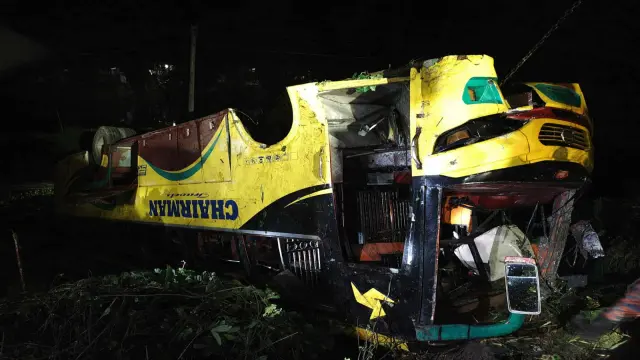 গোপালগঞ্জে নিয়ন্ত্রণ হারিয়ে বাস খাদে, নিহত-১ ও আহত-১৫