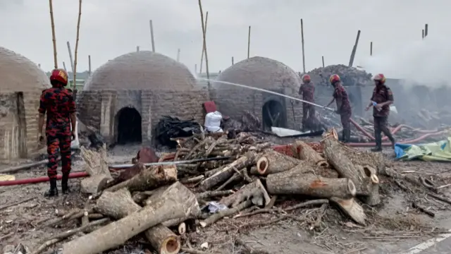 গোপালগঞ্জে অবৈধ কয়লা প্রস্তুতকারী প্রতিষ্ঠান গুড়িয়ে দিলো ভ্রাম্যমান আদালত