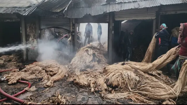 গোপালগঞ্জে পাটের গুদামে ভয়াবহ অগ্নিকাণ্ড, পুড়ে গেছে ১৮'শমন পাট, কোটি টাকার ক্ষতি
